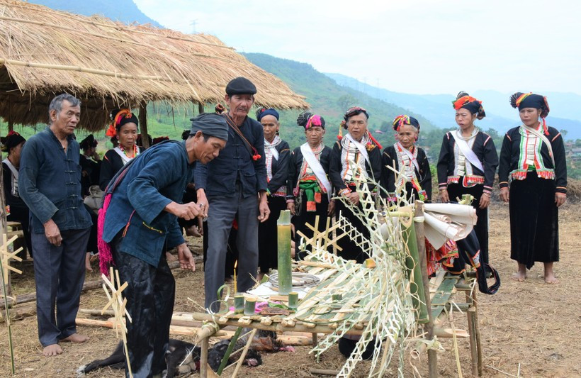 Người Khơ Mú vào mùa Tra hạt ảnh 1