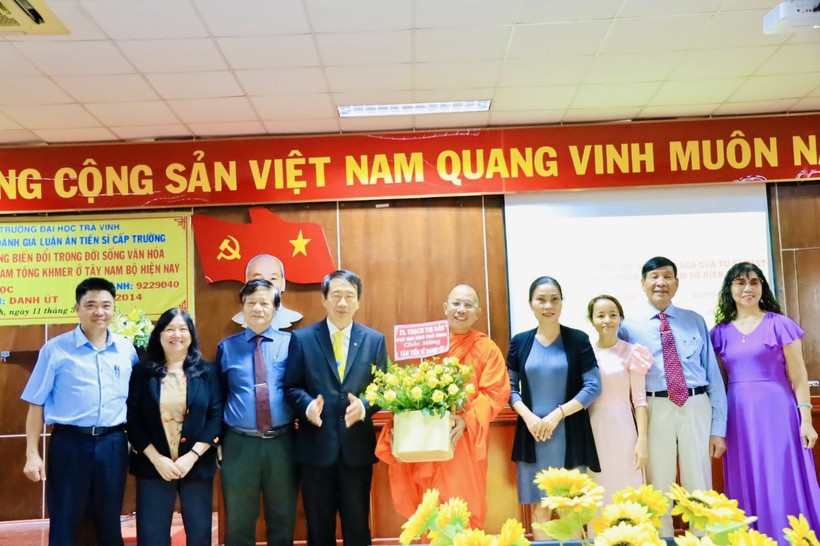 Ban Giám hiệu Trường ĐH Trà Vinh và Hội đồng đánh giá luận án chúc mừng Đại đức Danh Út. Nhà sư Khmer bảo vệ thành công luận án Tiến sĩ ảnh 1