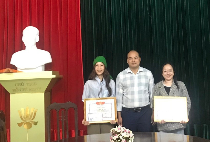 Xèn Thị Bơn trong một lần nhận khen thưởng về thành tích học tập. Học giỏi để làm giàu quê hương của nữ sinh người Nùng ảnh 2