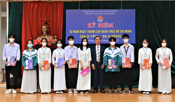 Khen thưởng cho các em học sinh có nhiều thành tích trong học tập. Những tấm gương học sinh Công giáo nỗ lực vượt khó học giỏi ảnh 2