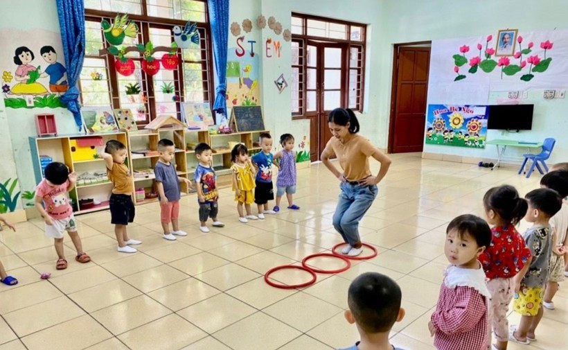 Cô và trẻ trong giờ phát triển vận động. Cô Thuỳ Dương đam mê 'trồng người' ảnh 1