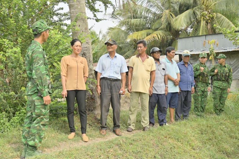 Bà con dân tộc cùng bảo vệ biên giới trong ngày vui đất nước ảnh 2