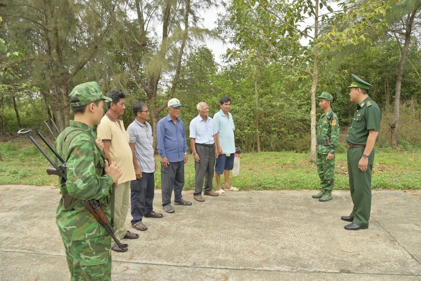 Bà con dân tộc cùng bảo vệ biên giới trong ngày vui đất nước ảnh 1
