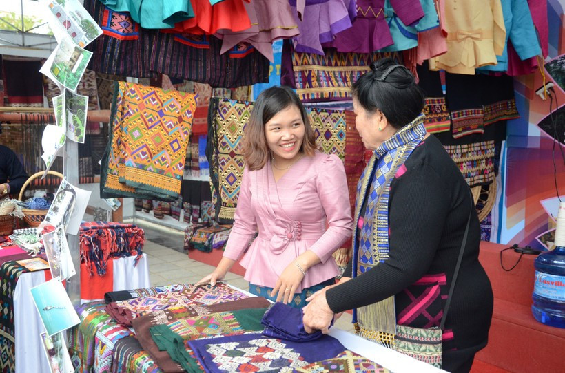 Sảm phẩm thổ cầm Lào của Điện Biên được giới thiệu tại các sự kiện chính trị, văn hóa, xã hội do địa phương tổ chức. Khởi sắc thổ cẩm Lào ảnh 2