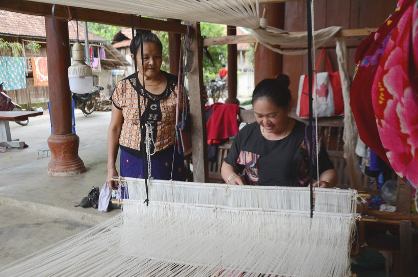 Thành viên HTX Dệt thổ cẩm Lào bản Na Sang II dệt vải. Khởi sắc thổ cẩm Lào ảnh 1