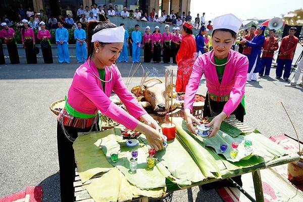 Phụ nữ Mường thường mặc trang phục truyền thống trong những ngày trọng đại. Nét đẹp trong trang phục truyền thống của phụ nữ Mường ảnh 2