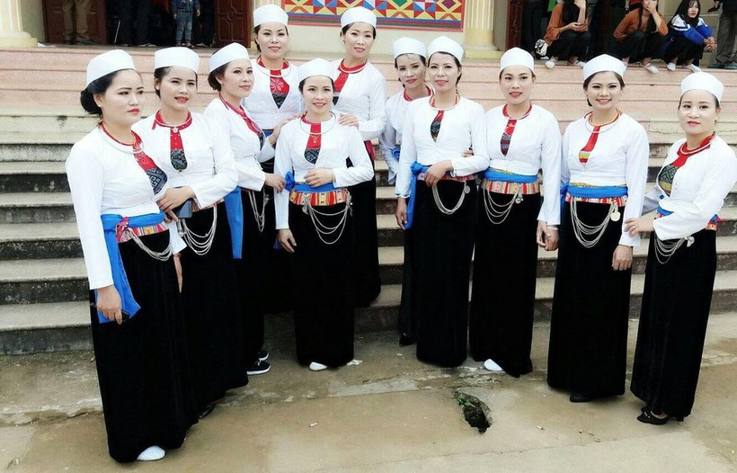 Trang phục truyền thống của người Mường tôn dáng dịu dàng của người con gái. Nét đẹp trong trang phục truyền thống của phụ nữ Mường ảnh 1