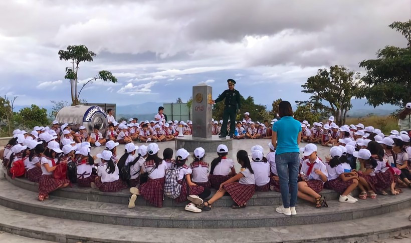 Học sinh được tuyên truyền về ý nghĩa của cột mốc ba biên và chủ quyền biên giới. Giáo dục học sinh về chủ quyền biên giới bằng trải nghiệm thực tế ảnh 1