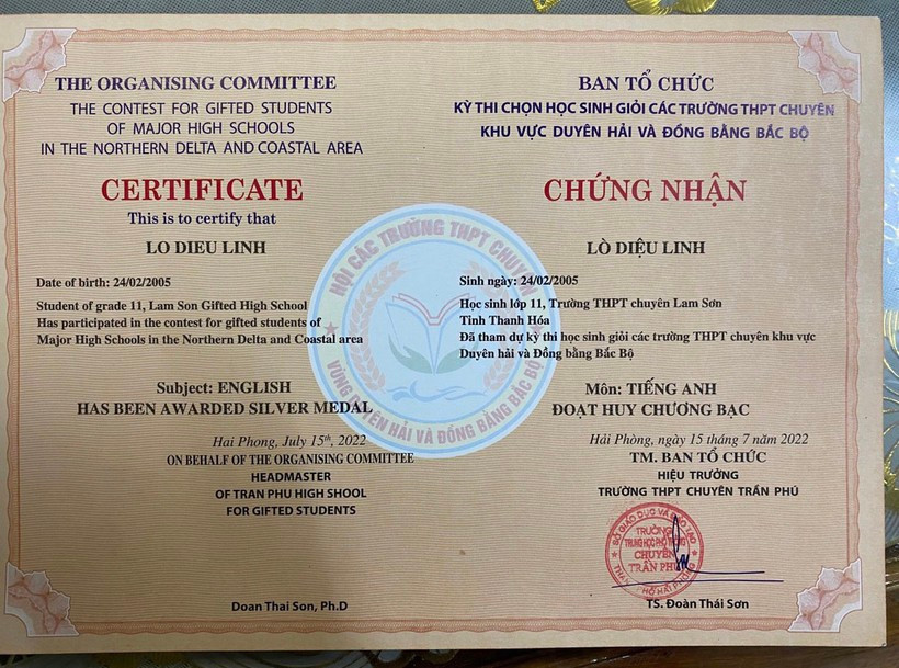 Chứng nhận đoạt Huy chương Bạc môn tiếng Anh của Diệu Linh, tại kỳ thi chọn học sinh giỏi các trường THPT chuyên khu vực duyên hải và đồng bằng Bắc Bộ. Nữ sinh dân tộc Thái lần đầu đoạt giải Quốc gia môn tiếng Anh ảnh 2