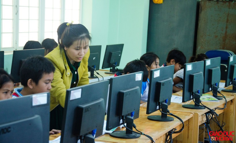 Một giờ học Tin học của học sinh lớp 4 Trường PTDTBT Tiểu học và THCS Đinh Thanh Kháng. Huyện miền núi ở Quảng Ngãi linh hoạt thực hiện Chương trình mới ảnh 2