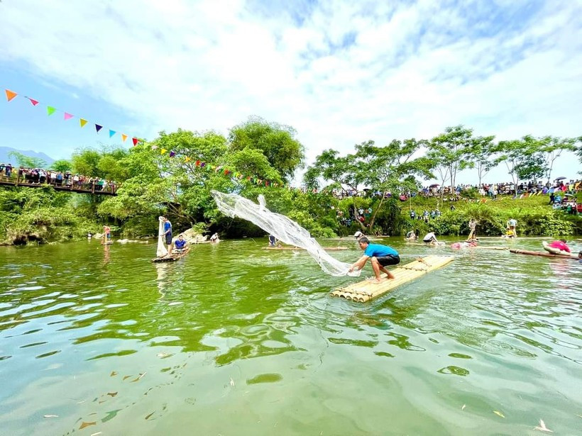 Người dân đứng trên bè tre quăng chài bắt cá. Độc đáo lễ hội đánh cá suối truyền thống ở xứ Mường Hoà Bình ảnh 1