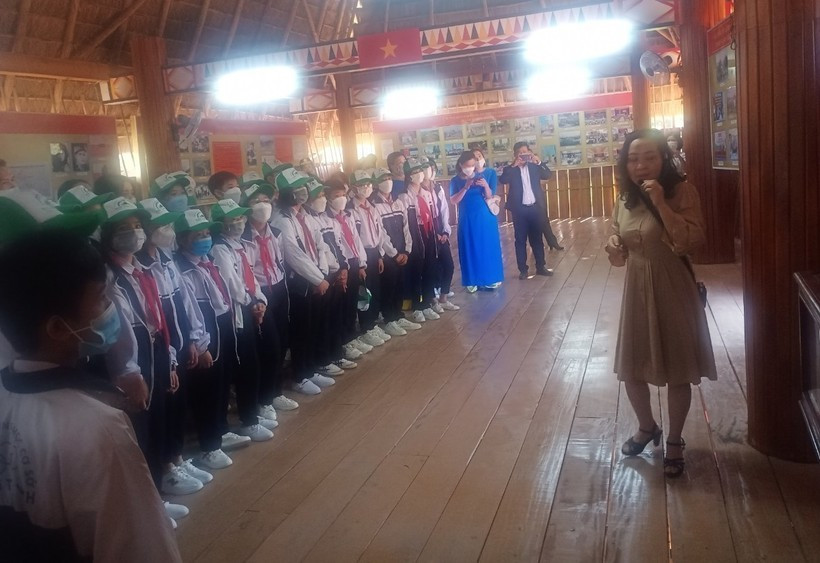 Học sinh trường THCS Lương Thế Vinh tìm hiểu về văn hoá, lịch sử tại địa phương. Giáo dục truyền thống yêu nước, văn hoá dân tộc đến học sinh ảnh 1