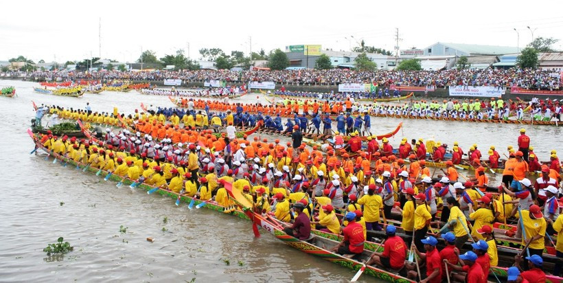 Đua ghe ngo truyền thống tại tỉnh Sóc Trăng. Độc đáo đua 'ghe ngo mini' của đồng bào Khmer ảnh 2