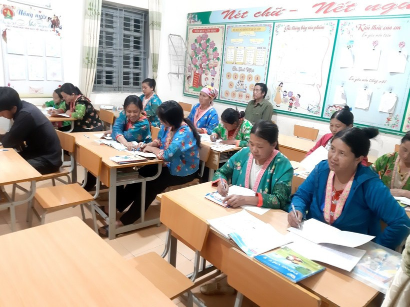 Học viên tham gia lớp xoá mù chữ ở bản Ten Hon (xã Tênh Phông, huyện Tuần Giáo, tỉnh Điện Biên). Ảnh NVCC. Đồng hành cùng lớp xóa mù ở rẻo cao ảnh 1