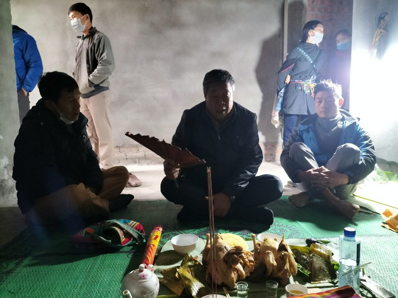 Độc đáo tục 'làm vía' buộc chỉ cổ tay của người Mường ảnh 1