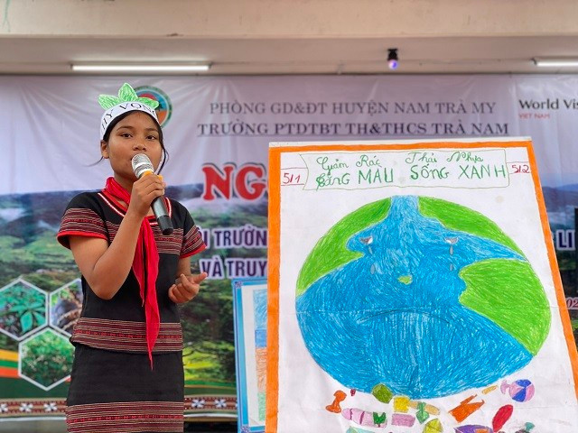 Em Nguyễn Thị Hồng Diệu, HS Trường Phổ thông dân tộc bán trú Tiểu học - THCS Trà Nam thuyết trình về thông điệp bảo vệ môi trường trong phần thi vẽ tranh. Giáo dục học sinh miền núi ở Quảng Nam bảo vệ môi trường rừng ảnh 1