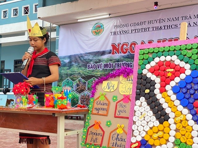 Một số sản phẩm tái chế của học sinh Trường Tiểu học - THCS Trà Nam trong Hội thi Đường đến Ngọc Linh. Giáo dục học sinh miền núi ở Quảng Nam bảo vệ môi trường rừng ảnh 2