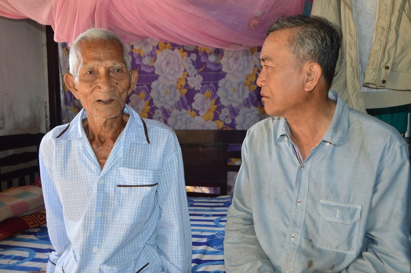 Ông Sáu Phấn (phải) đi thăm bà con hoàn cảnh khó khăn. Tấm lòng vàng của lão nông Khmer ảnh 1