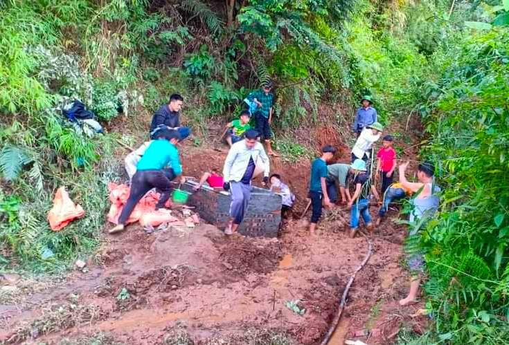 Thầy Thịnh và các đồng nghiệp trong trường đi tìm nguồn nước sinh hoạt cho học sinh. Thầy giáo Yên Bái phát huy mô hình trường học hạnh phúc ảnh 2