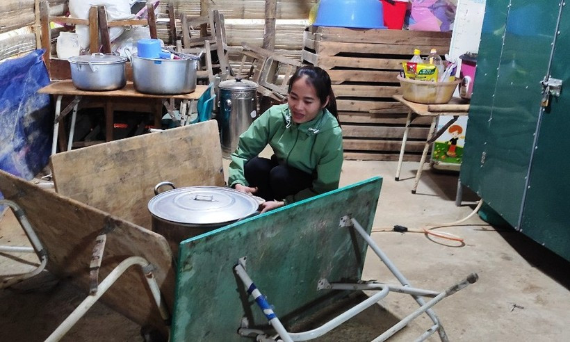 Cô giáo phải dùng 3 chiếc bàn để che gió bếp nấu ăn cho trẻ ở điểm lẻ mầm non bản Phé, xã Phú Xuân (Quan Hóa, Thanh Hóa). Ảnh: Thế Lượng. Lớp học mầm non bằng tranh tre ở thượng nguồn sông Mã ảnh 2