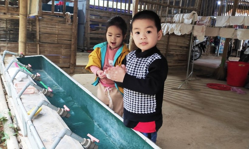 Trẻ mầm non ở bản Phé tự vệ sinh cá nhân trước giờ ăn trưa. Ảnh: Thế Lượng. Lớp học mầm non bằng tranh tre ở thượng nguồn sông Mã ảnh 3