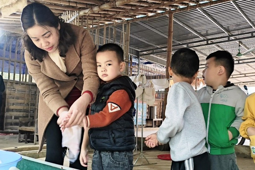 Cô giáo chăm sóc cho trẻ ở điểm trường mầm non bản Phé (Phú Xuân, Quan Hóa, Thanh Hóa). Ảnh: Thế Lượng. Lớp học mầm non bằng tranh tre ở thượng nguồn sông Mã ảnh 1