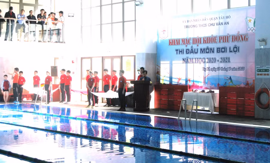 Thầy giáo Đặng Việt Hà phát biểu khai mạc giải.