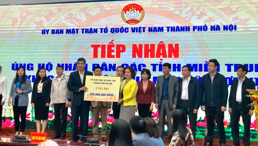 CĐGD Hà Nội chuyển số tiền ủng hộ 200 triệu đồng qua UBMTTQ Việt Nam TP Hà Nội.