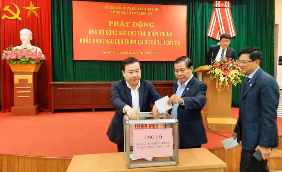 Ban giám đốc và CBCC ngành Giáo dục chung tay, góp sức cùng đồng bào miền Trung.