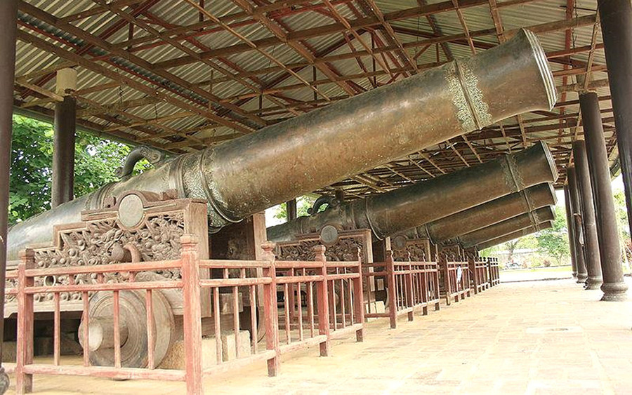 Cửu vị thần công đặt ở cửa Thể Nhơn và Quảng Đức