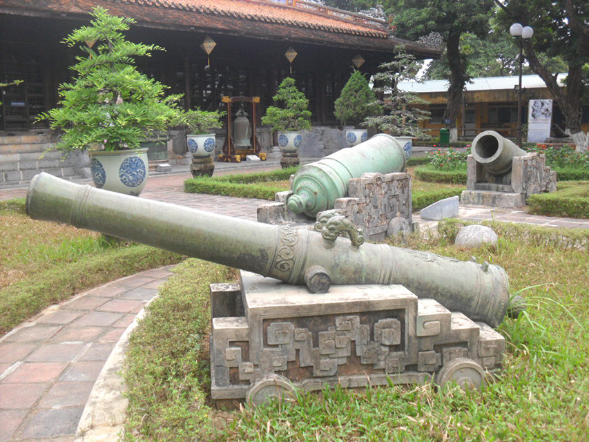 Súng bắn đạn tròn làm bằng gang, có tầm bắn dưới 1.000m