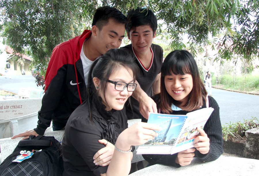 Trong giờ tự thảo luận nhóm của SV ĐH Đà Lạt Trong giờ tự thảo luận nhóm của SV ĐH Đà Lạt