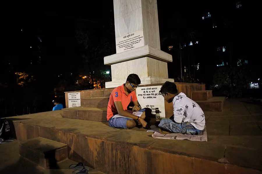 Học tại August Kranti Maidan, dưới tượng đài Gandhi