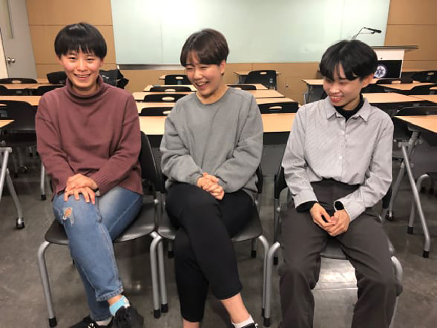 Park Hye-ri, Kim Min-kyung và Oh Min-ji là thành viên Hội nữ quyền Đại học Sookmyung Park Hye-ri, Kim Min-kyung và Oh Min-ji là thành viên Hội nữ quyền Đại học Sookmyung