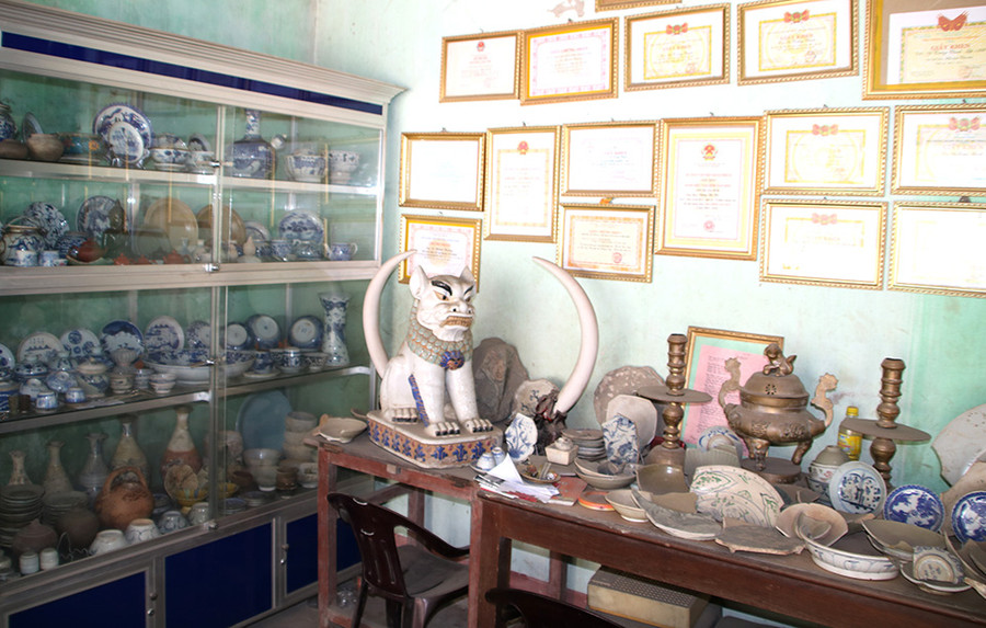 Một góc trưng bày đồ cổ tại nhà thầy Phương