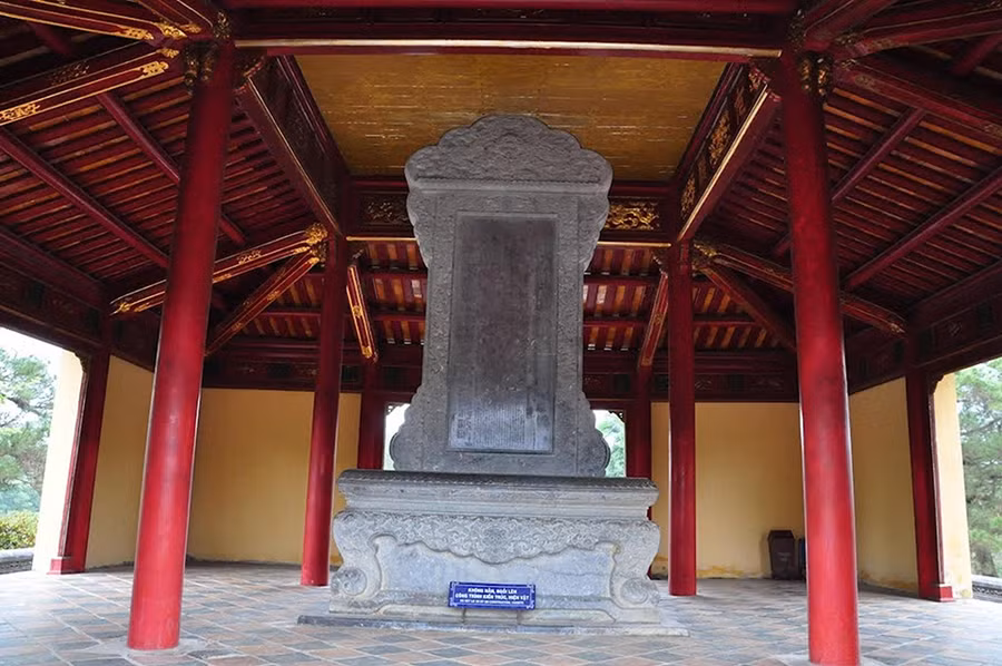 Bia đá Ngự chế lăng Minh Mạng được phục chế hoàn chỉnh năm 2012 Bia đá Ngự chế lăng Minh Mạng được phục chế hoàn chỉnh năm 2012