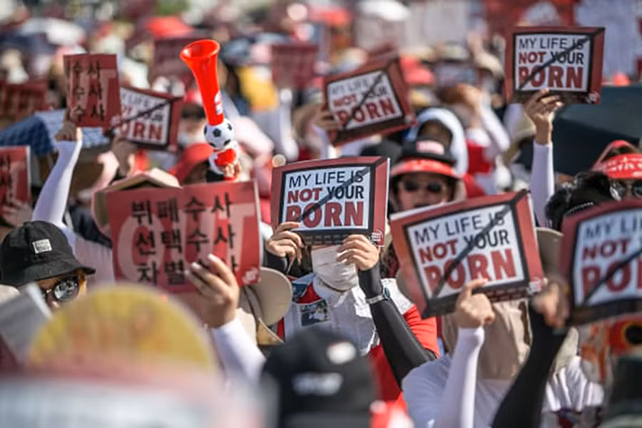 Phụ nữ HQ chống bạo lực giới tính và ghi ảnh lén phụ nữ