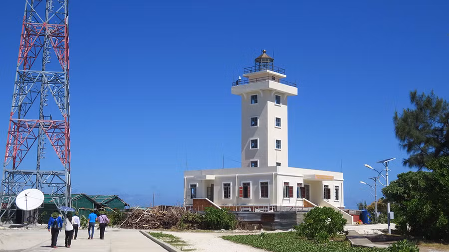 Hải đăng trên đảo Sinh Tồn