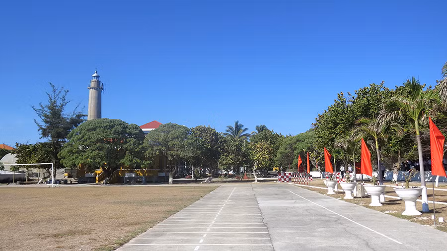 Ngọn hải đăng trên đảo Song Tử Tây