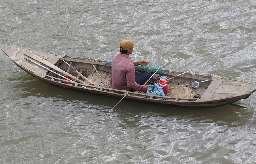 Ghe câu nơi hạ nguồn