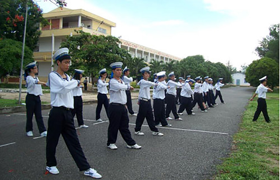 Các “chiến sĩ” đang tập luyện động tác đi đều