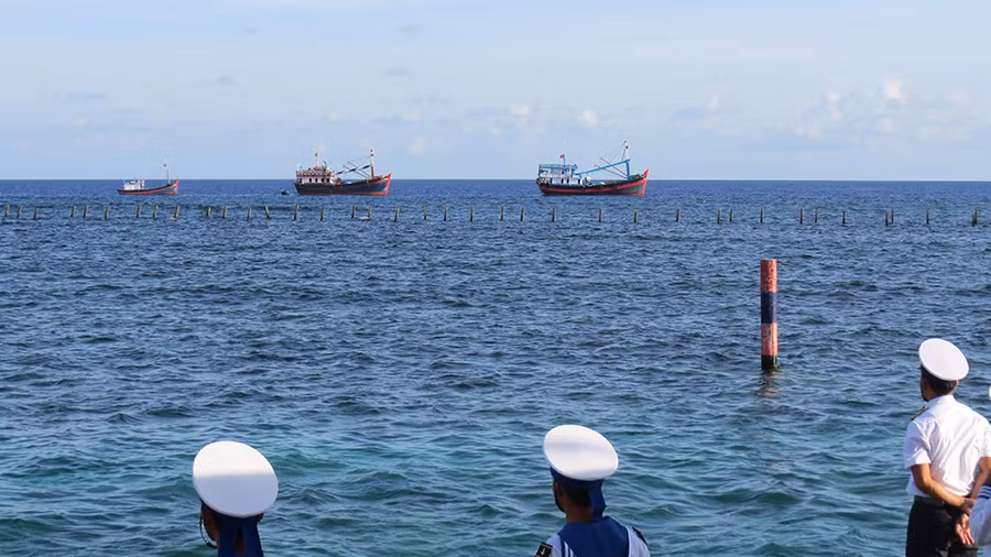 Tàu thuyền của ngư dân đánh bắt quanh đảo Đá Lát dưới sự hỗ trợ của các chiến sĩ hải quân