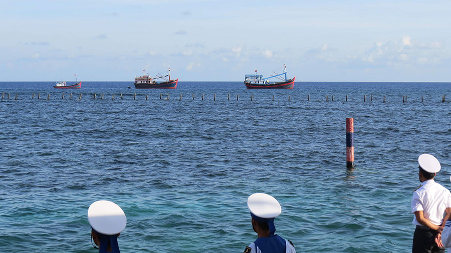 Tàu thuyền của ngư dân đánh bắt quanh đảo Đá Lát dưới sự hỗ trợ của các chiến sĩ hải quân Tàu thuyền của ngư dân đánh bắt quanh đảo Đá Lát dưới sự hỗ trợ của các chiến sĩ hải quân