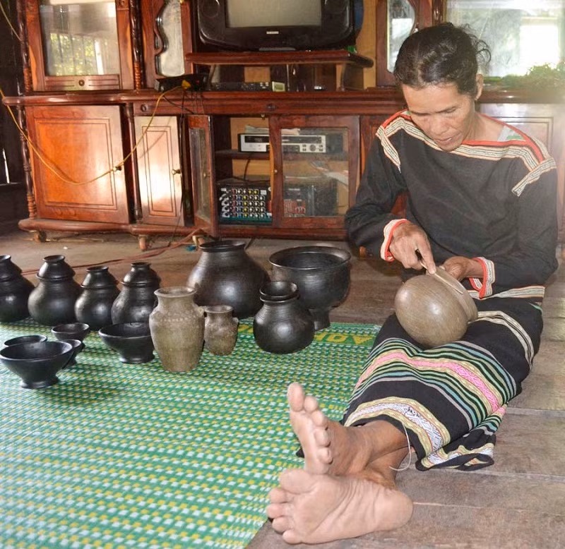 Trang trí hoa văn bằng que tre.