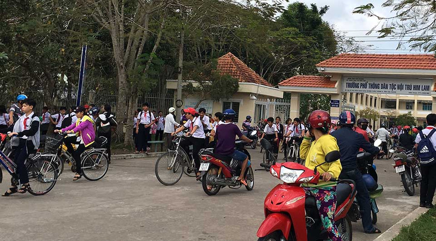 Cổng Trường PTDTNT Him Lam không còn tình trạng bán hàng rong