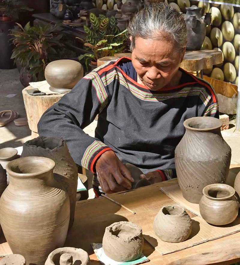 Nặn tạo dáng gốm. Nặn tạo dáng gốm.