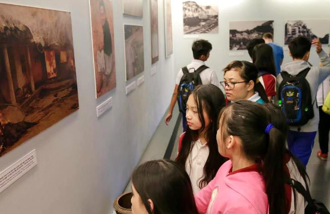 Học sinh tham quan bảo tàng Học sinh tham quan bảo tàng