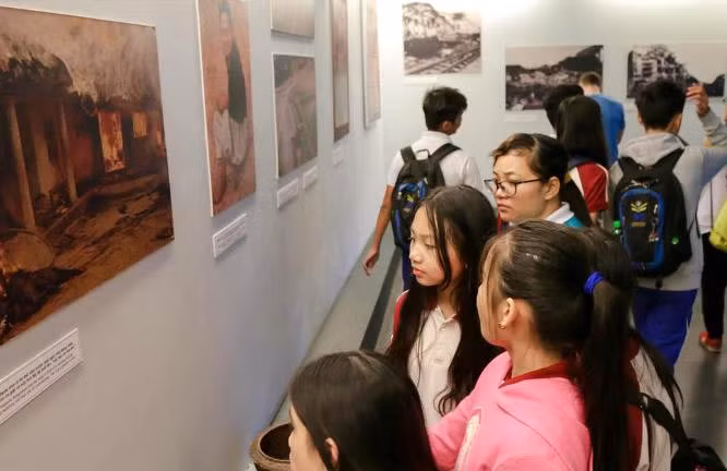 Học sinh tham quan bảo tàng