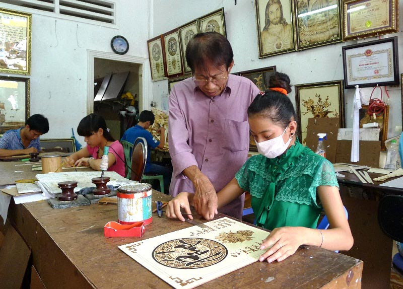 Nghệ nhân Võ Văn Tạng đang dạy nghề cho các học viên. Nghệ nhân Võ Văn Tạng đang dạy nghề cho các học viên.