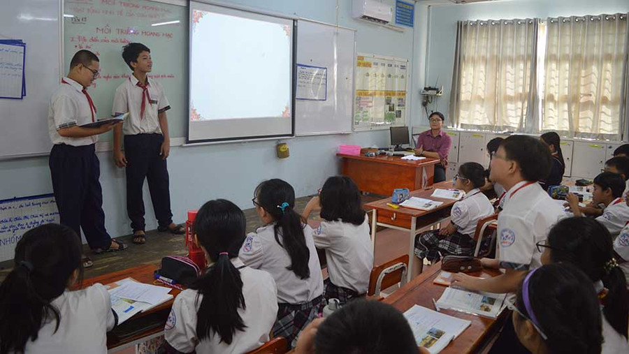 Cặp đôi Thái Huy và Viết Hưng thuyết trình giờ học Địa lý 